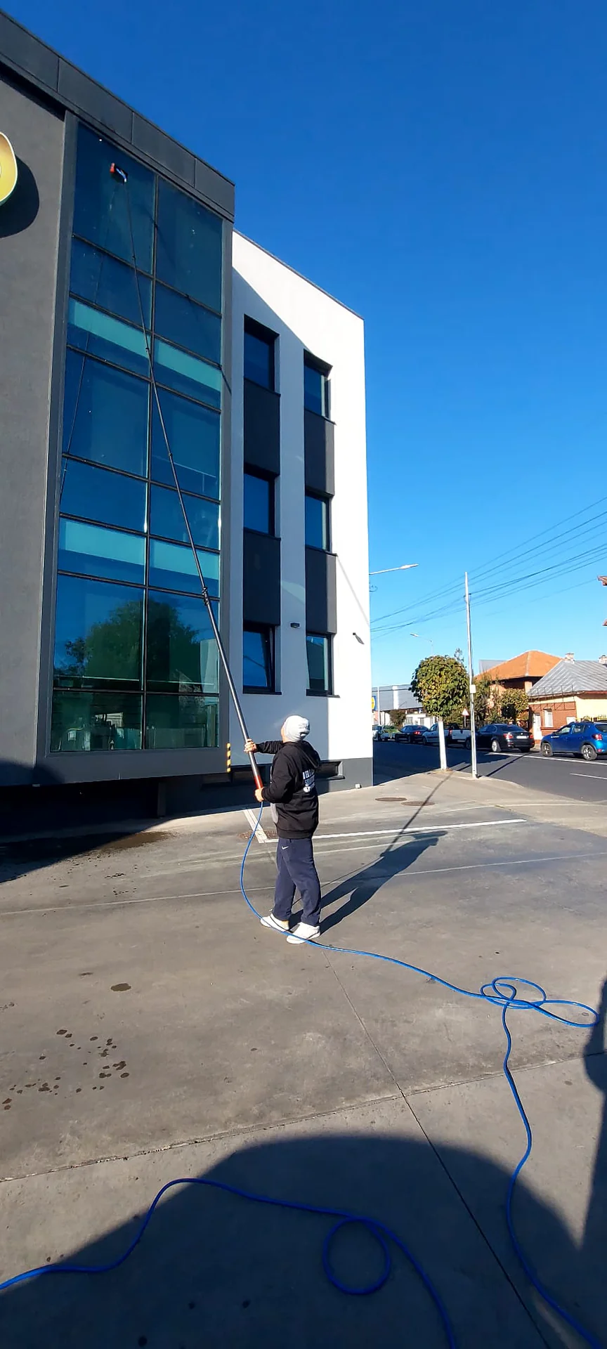 Echipă Belei Cleaning Solutions la curățare geamuri la înălțime