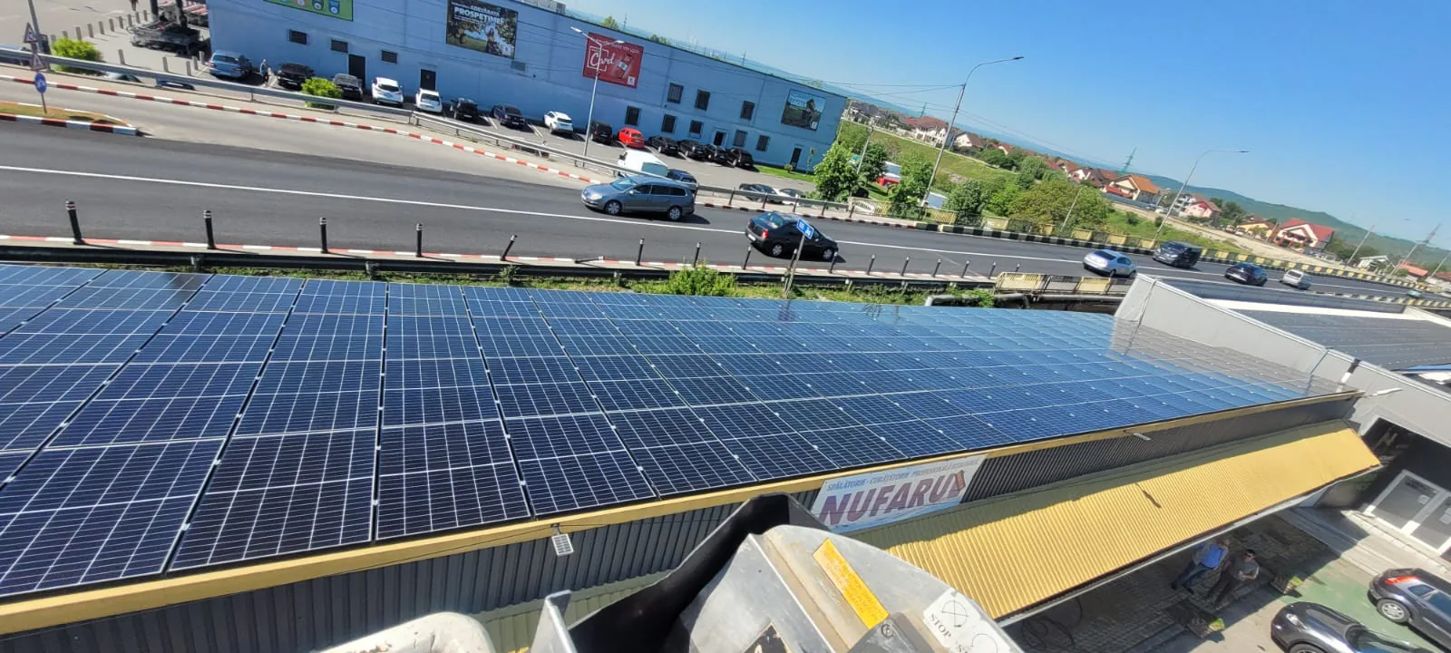Lucru la înălțime cu nacelă pe panouri fotovoltaice