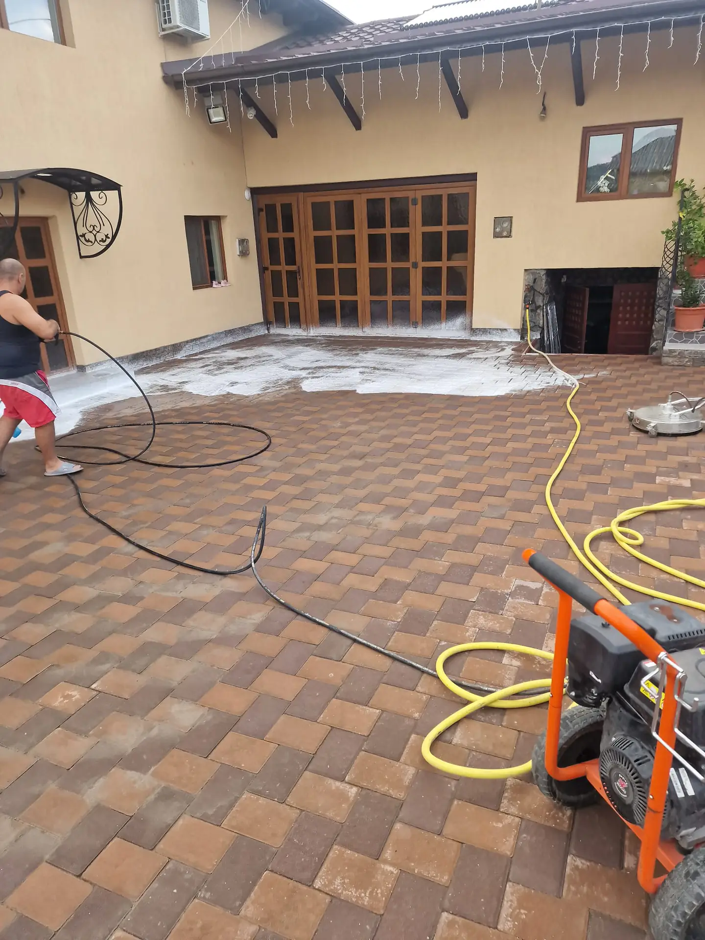 Spălare pavaje și alei Târgu Jiu — Belei Cleaning Solutions